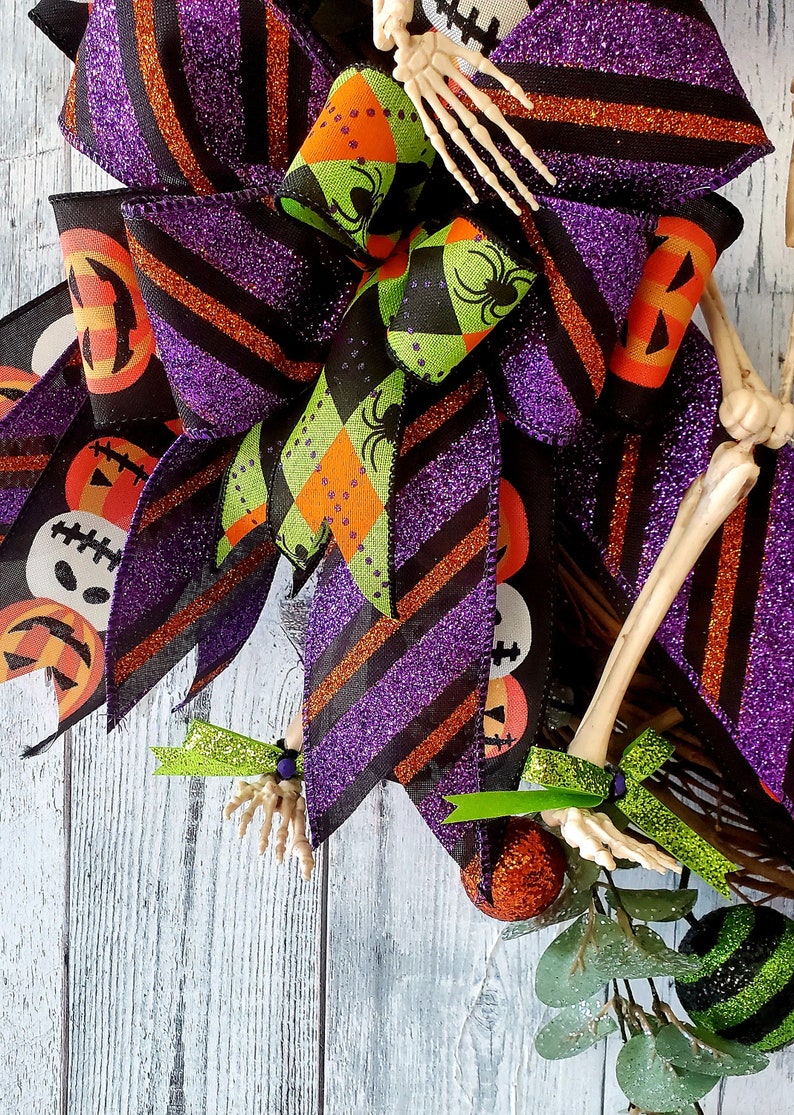 Skull wreath, halloween skull wreath, skeleton wreath, skull decor, halloween wreath, halloween wreath for front door, skeleton decor