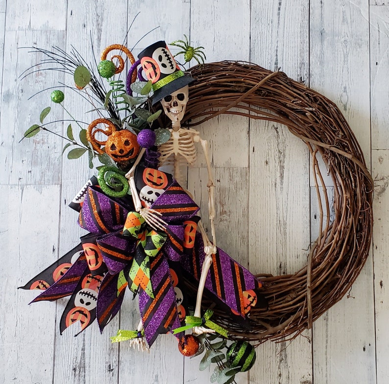 Skull wreath, halloween skull wreath, skeleton wreath, skull decor, halloween wreath, halloween wreath for front door, skeleton decor