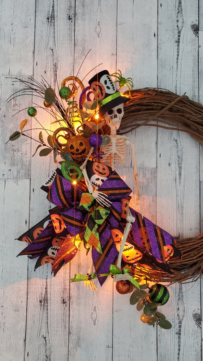 Skull wreath, halloween skull wreath, skeleton wreath, skull decor, halloween wreath, halloween wreath for front door, skeleton decor