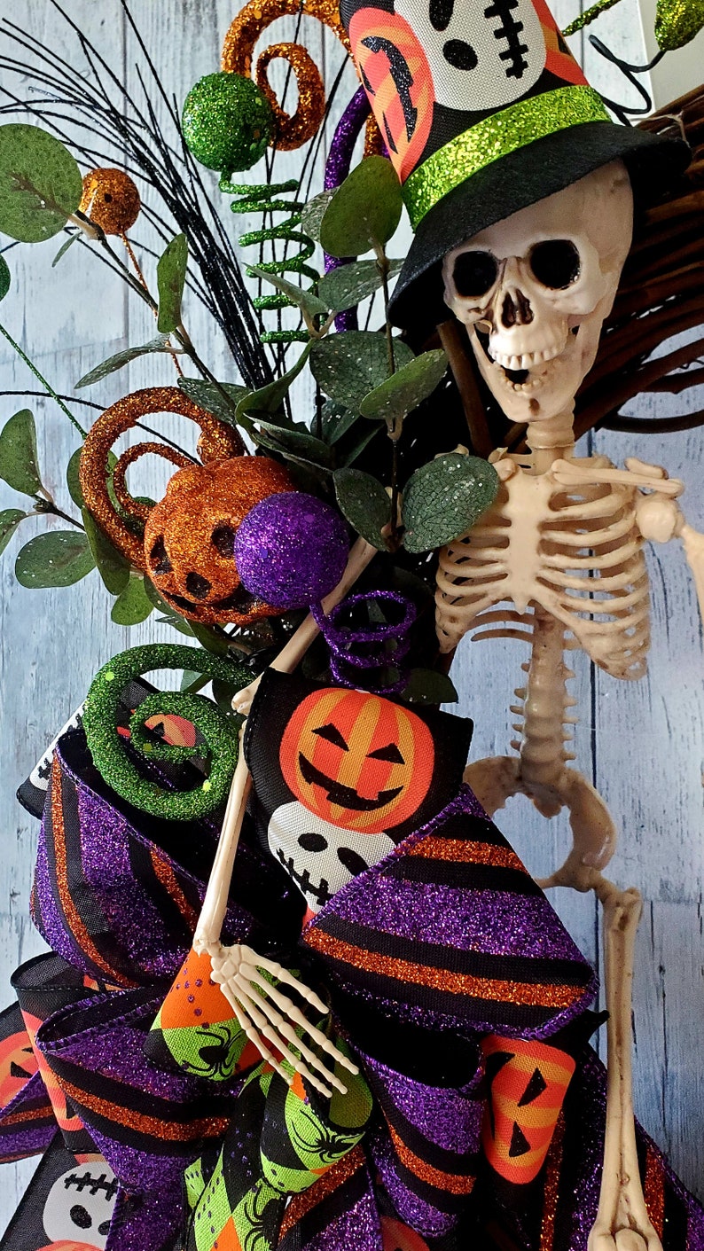 Skull wreath, halloween skull wreath, skeleton wreath, skull decor, halloween wreath, halloween wreath for front door, skeleton decor