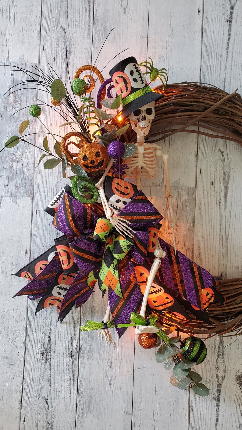 Skull wreath, halloween skull wreath, skeleton wreath, skull decor, halloween wreath, halloween wreath for front door, skeleton decor